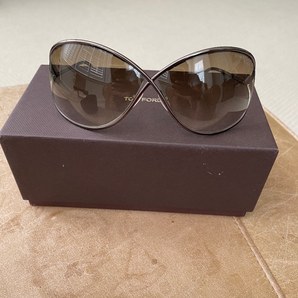 Super cute and ONLY worn ONCE, Tom Ford sunglasses!